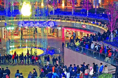 上海 上海浦東蘋果零售店外，“果粉”們通宵排隊。 新華社